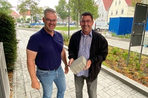 Thomas Theilmeier, Managing Director of Betonwerk Lintel GmbH &amp; Co. KG (left), presents the exceedingly sustainable, completely cement-free EcoTerraZero concrete paver to BFT editor-in-chief Silvio Schade 