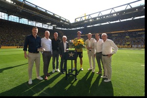  On August 10, 2025, Borussia Dortmund bid farewell to Mats Hummels (yellow jersey), one of the club’s greatest legends 