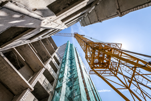 Fig. 1: Modern construction projects rely on industrialized prefabrication and precise assembly processes  