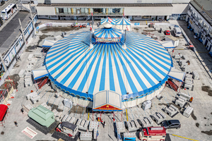  The temporary building structure for 1,400 guests, totally without ground anchoring. The solution: concrete Quick Blocks made by MABA Fertigteilindustrie GmbH as anchors 