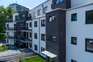  Fig. 2: The slightly offset wing of the building, projecting stairwells, suspended balconies, and the staggered top story loosen up the façade visually  