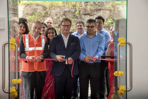  Weltweites Team bei der Eröffnung 