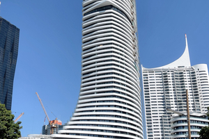  On the top floor, an outrigger provides for bracing the building; the parapet of the roof-top terrace is placed above 