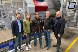  Fig. 1: In front of the PBX automatic stirrup bender: Thomas Kügerl (EVG), Karla Knitter (BFT International), Marcel Schenke (Breuer Stahlhandel), Jörg Beermann (Breuer Stahlhandel), and Jakob Kahle (KMS Kahle) (v.l.n.r.) are inspecting the new system 
