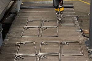  Fig. 5: The ABB robot places bent stirrups on the conveyor in predefined patterns  