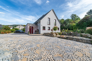  An exciting combination: Arena pavement (here sharp-edged) with individual embedded Arena paving slabs results in maximum variety in the area 