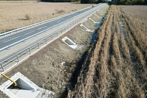  Fig. 1: In the event of flooding, the 20 reinforced concrete rectangular culverts allow water to flow unhindered through the moor  