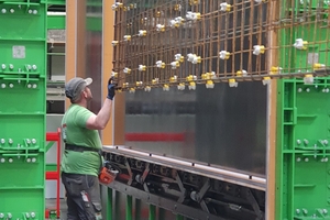  Fig. 4a+b: Work on the panels is made more user-friendly by the scissor-type lift platform  