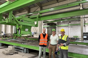  Fig. 3: BFT Editor-in-Chief Silvio Schade (right) visiting the concrete plant with Michael Lindner, Managing Director of Mattig &amp; Lindner. On the left is Dr. Ricardo Remus, CEO of Sonocrete 