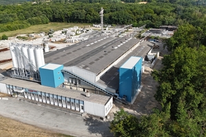  Abb. 1: Luftaufnahme des Sotubema-Werks in Saint Astier mit den erweiterten Produktionsbereichen und der neuen Betonmischanlage  
