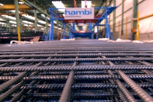  Abb. 1: Handling reinforcing steel mesh is a challenging job for the automation equipment   