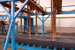  Fig. 2: Six grippers lift the steel mesh  