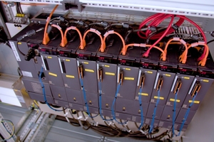  Fig. 4: The servo amplifiers are equipped with a DC link and thus ensure energy-efficient drive operation  