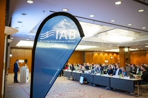  Fig. 2:  Opening of the IAB Days „BETON“ 2025 by Institute Director Robert Fetter  