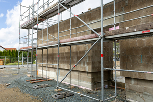  Beim Rohbau des monolithischen KfW-40-Objektes kamen die neuen, plangeschliffenen „KLB-Wabensteine“ zum Einsatz 