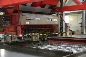  Fig. 7: The concrete spreader ensures uniform, accurate discharge into the molded pallets of the production line  