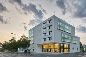  Fig. 1: The façade made of large-format white concrete precast elements gives the Siemens Education &amp; Development Center its striking precision – an example of the conscious use of concrete as a design and identity-creating element 