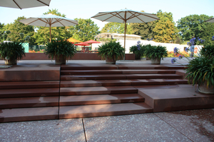  Fig. 4: Red-colored, iron oxide-pigmented precast concrete slabs with a terrazzo look and integrated river pebbles symbolize the dragon‘s blood 
