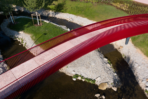  Fig. 1: The Drachensteg bridge—an exciting counterpoint to the tranquil waterscape 