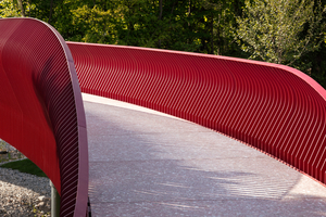  Fig. 3: The red, crescent-shaped steel slats of the railing - a tribute to the scaly dragon skin 
