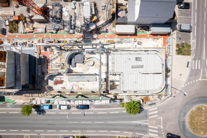  Abb. 7: Luftbild der Baustelle mit dem Grundriss des Gebäudes und dem eingesetzten Portalsystem  