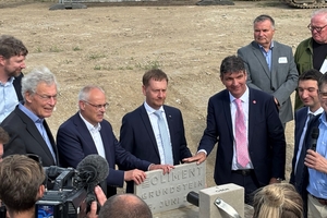  … und später bei der Grundsteinlegung (Bildmitte). Links daneben die Oliment-Geschäftsführer Dr. Frank Bellmann und Karl Brüggen. 