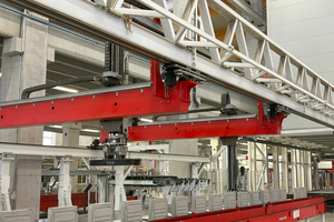  Bild links: Zwei parallel arbeitende Schalroboter öffnen die Magnetbox, entnehmen die Schalung von der Produktionspalette und führen diese dem Schalungslager zur Rückführung zu. Dafür ist er so ausgestattet, dass er die Schalungen erkennt, aufnimmt und automatisch auf das Transportband legt. Ein Laserscanner hilft ihm dabei, die genaue Position der Teile zu erfassen                                                      Bild rechts: Mit Frischbeton befülltes Schalungssystem bei Birkenmeier 