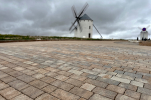  Pflasterung der Umgebung der Windmühlen von Campo Criptana (Ciudad Real) mit Betonsteinen von PREFABRICADOS RODA 