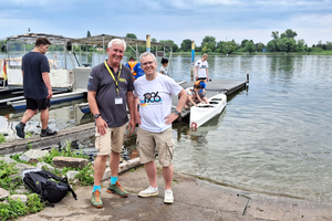  IZB Betonkanu Regatta in Brandenburg: Prof. Heese, HS Rhein-Main (rechts), mit dem Boot Moby Dyck von der ersten Regatta vor 40 Jahren 