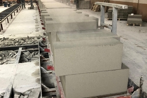  Frisch geschnittener NAAC-Block direkt aus der Produktion (dampfend während der Abkühlphase) 