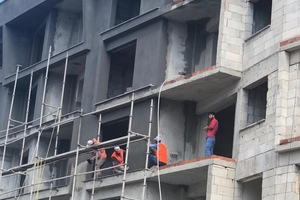  Praxiseinsatz auf der Baustelle: Einbau der NAAC-Blöcke in der Außenwand eines mehrstöckigen Mehrfamilienhauses 
