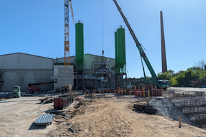  Abb. 1: Neubau der Betonmischanlage für Thomas Betonbauteile in Hennickendorf während der Montage  