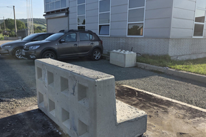  Concrete ground-level L-profile produced using a BlueMolds mold insert 