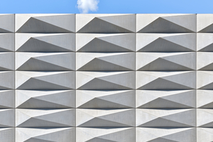  Fig. 4: The textured facade panels, with their “cubical stone” surface, form truncated pyramids  