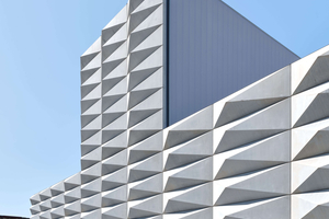  Fig. 2: The rectangular main structure is clad in large-format precast concrete elements, which lend the facade a monolithic presence and expressiveness 