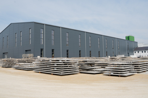  Fig. 1: At Wöhrl’s new production site, precast slabs with in-situ topping and double walls are manufactured using a modern pallet circulation system, with thermal and solid walls to follow  