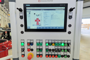  The control panel of the RP 1230, equipped with an MTP 1500 Multi-Touch HMI Comfort Panel 