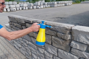  Application using a hand-held pressure sprayer immediately after formwork removal – a single step, no special equipment required  