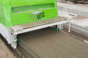  For concrete discharge the bucket conveyor automatically finds the position of the concrete spreader, which runs along the production bed following the extruder  