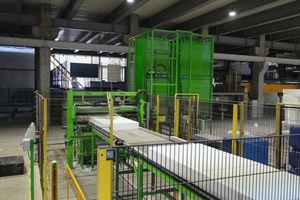  The innovative waterjet cutting machine cuts the polystyrene boards used for the insulation layer to size 