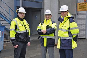  Production Manager, Juha ­Pulkkanen, welcoming BFT Editor, Silvio Schade, and Petri Suur-Askola, Business ­Director of Peikko (from left), at the Betonimestarit precast factory 