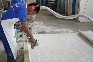  The CAD concrete for the Fastflex container modules is applied with a spray gun 