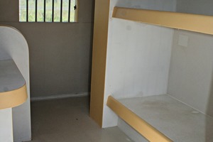 Im Bild 1 die Siscopen-Gefängniszellen von außen, hier von innen betrachtet: Selbst die Möblierung besteht aus vandalismussicheren Fertigteilen aus hochfestem Beton 