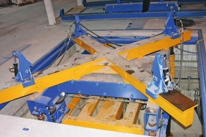  Fig. 4 The Multicast 250 mold bracing system.  