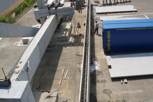  8On the left side a cast precast girder consisting of lattice-girder floor slabs, on the right side an experimental girder consisting of double-wall elements 