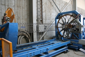  Die Korbschweißmaschine wurde von der progress Maschinen &amp; Automation AG Brixen/Italien geliefert 