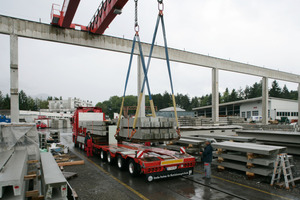  Die tägliche Lkw-Verladung der Betonfertigteilelemente um sie zur Baustelle in die Schweiz zu liefern 