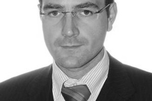 Dr. Markus OeserNach Abschluss des Studiums des Bauingenieurwesens an der Technischen Universität Dresden 1998 als wissenschaftlicher Mitarbeiter an der Hochschule Anhalt (FH) sowie am Institut für Statik und Dynamik der Tragwerke und am Institut für Stadtbauwesen und Straßenbau der Technischen Universität Dresden in Forschung und Lehre; 2004 Promotion auf dem Gebiet der numerischen Simulation des mechanischen und thermischen Verhaltens von mehrschichtigen Verkehrswegebefestigungen; 2005 ein Habilitationsstipendium und Forschungsaufenthalt an der Fakultät für Bauingenieurwesen und Geowissenschaften der Technischen Universität Delft; 2007 zum Universitätsdozent an die University of New South Wales (UNSW), Sydney, berufen. An der UNSW im Bereich der experimentellen Untersuchung und numerischen Simulation von Prozessen, des Verkehrswesens sowie Strukturen und Materialien des Straßenbaus und der Geotechnik tätig; zudem Leiter des Lehrbereichs Straßenwesens sowie des Straßenbaulabors der UNSW und Forschungspartner des „Australian Road Research Bord“ (ARRB) zur Entwicklung neuartiger numerischer Analyse- und Bemessungsmodelle für mehrschichtige Straßenbefestigungen;  derzeit wurde sein Habilitationsverfahren eröffnet.  markus.oeser@unsw.edu.au 