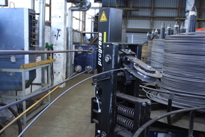  The wire is uncoiled by means of five pay-off reels. It is then guided to the straightening and cutting machine
 