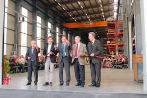  Abb 2  Die Einweihung der Lagerhalle: Dr. Angelo Schmandra (BHS), Architekt Martin Unzeitig, Bürgermeister Hubert Buhl, Dr. Christof Kemmann (BHS) und Landrat Gebhard Kaiser (von links). 